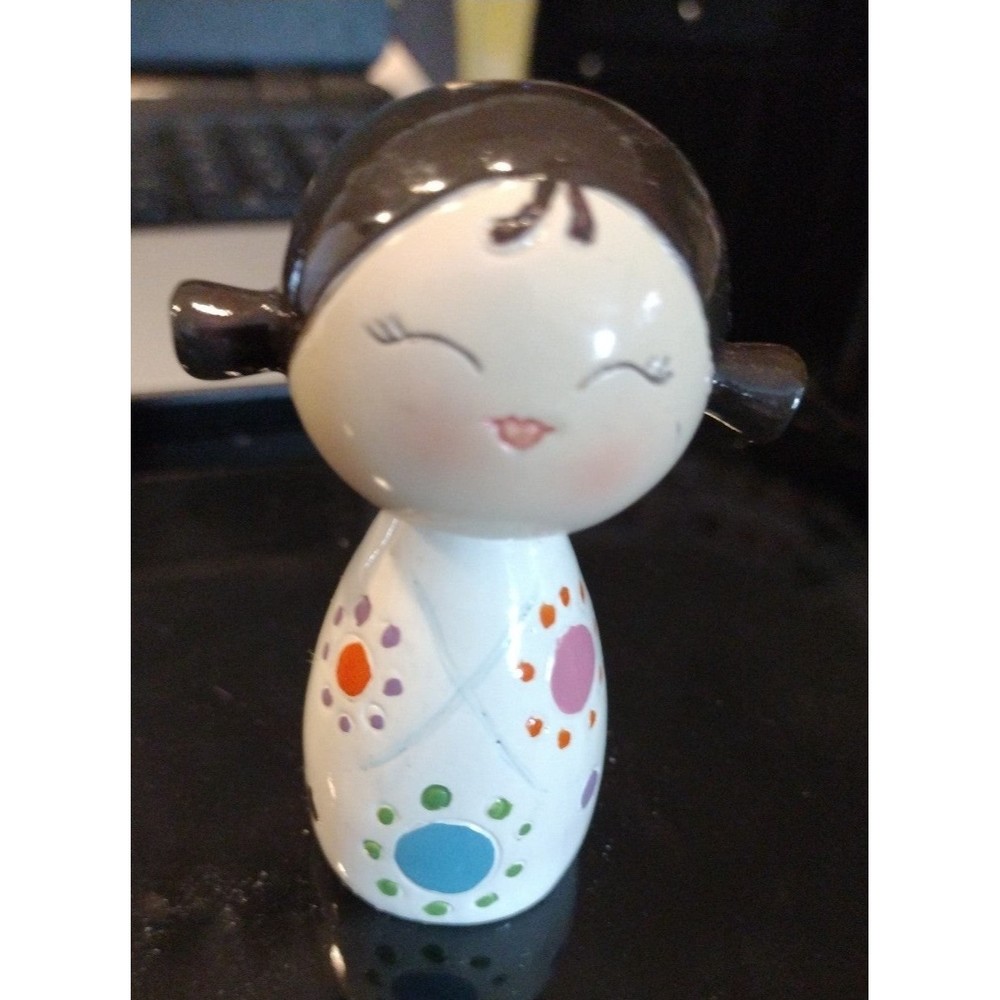 GIGGLES 2DESIGNER: VINTAGE MOMIJI 2 inches tall